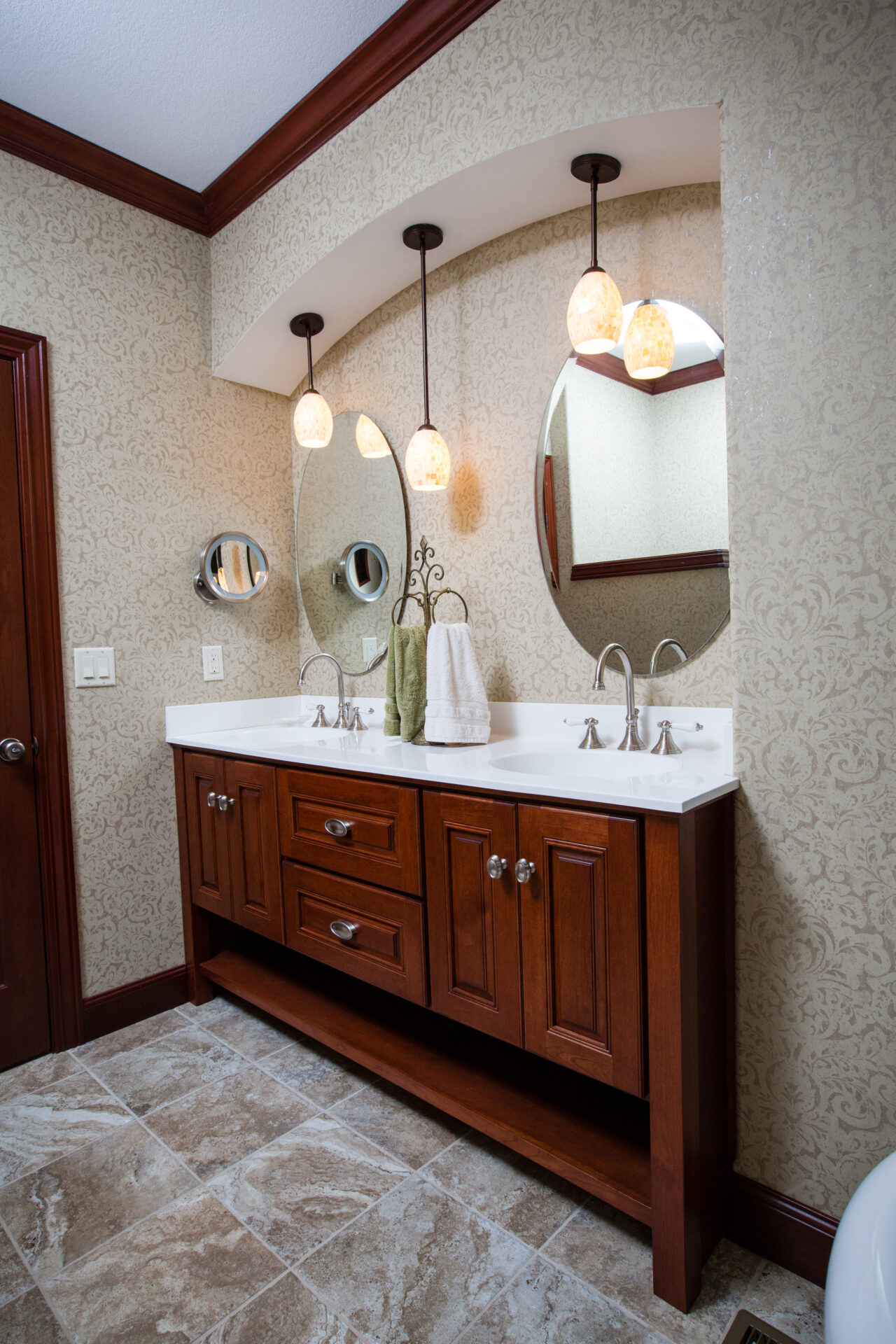 A bathroom with two sinks and mirrors in it